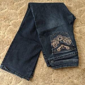 Jeans with back pocket embroidery
